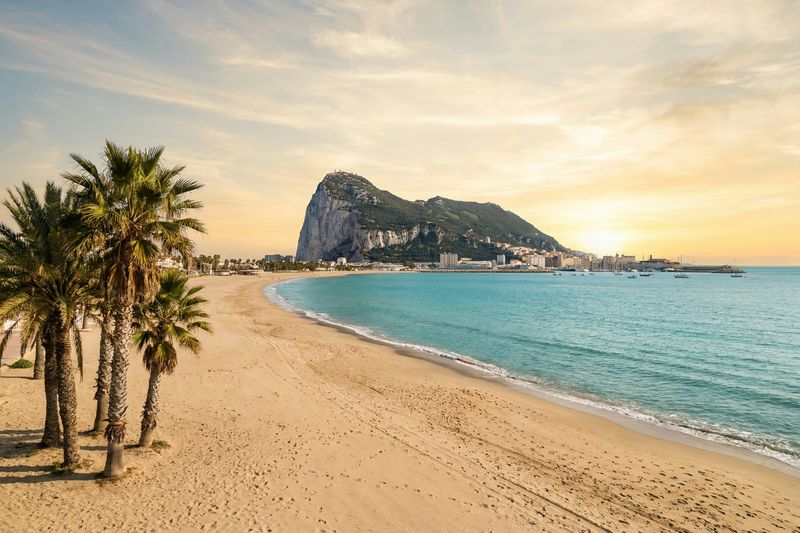 Playa de Poniente con el Penon de Gibraltar